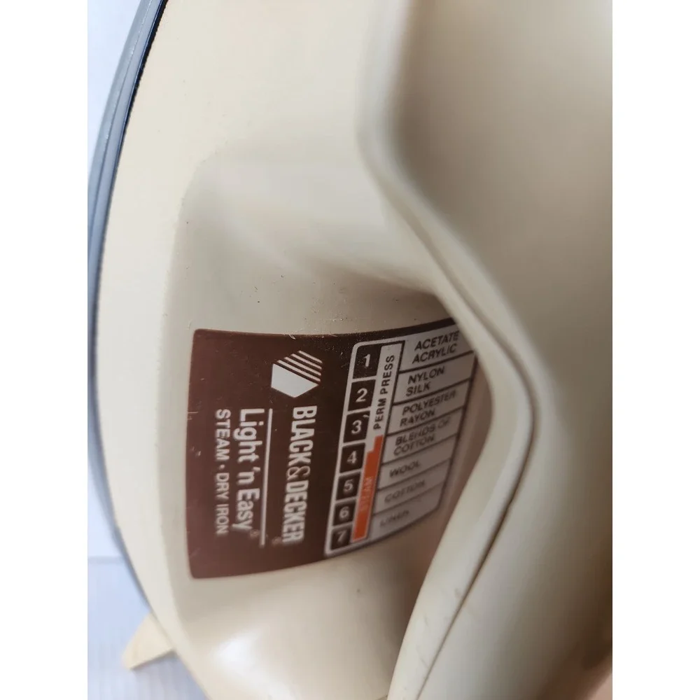 Vintage 1980s Black & Decker Light 'n Easy Steam-Dry Iron 8ft. Cord Works! EUC